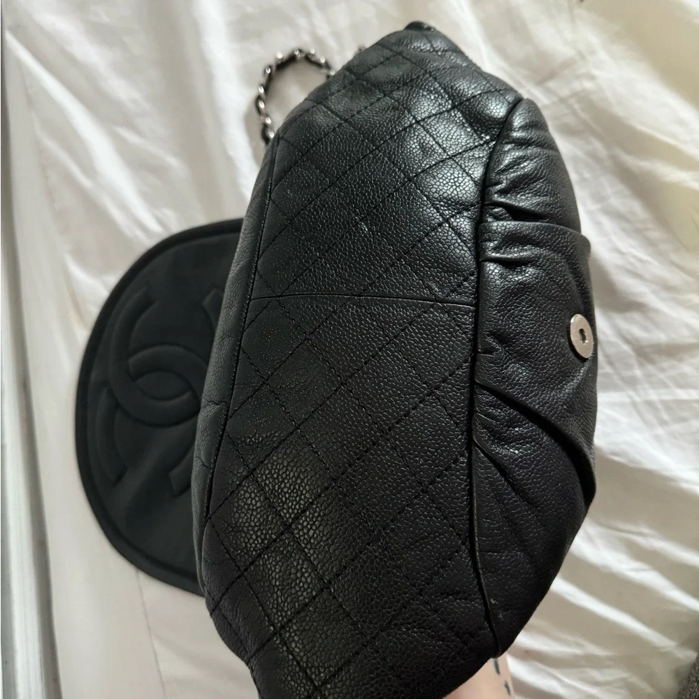 Chanel Classic Black Leather Shoulder Bag - Picture 4 of 10